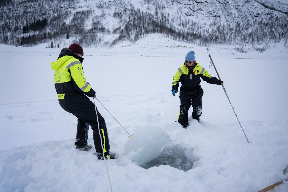 Sedna test-00719.jpg Geoffroy og Prieler klargjør hullet i isen